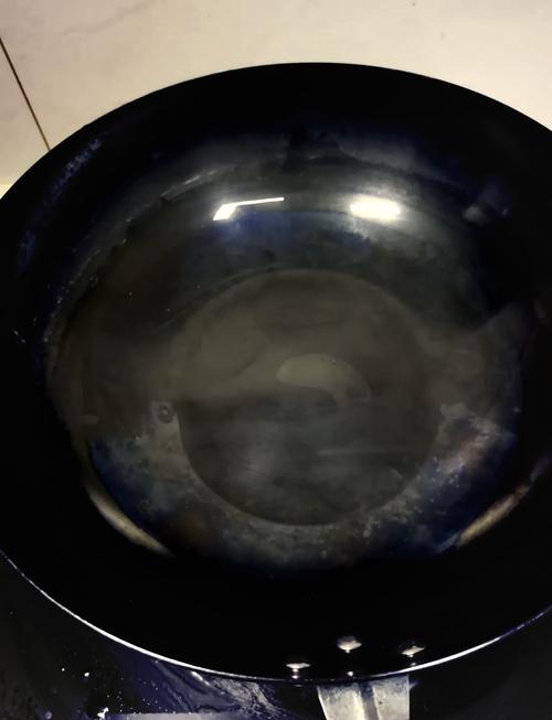 铁锅生锈严重？土豆皮 + 洗洁精除锈技巧​
