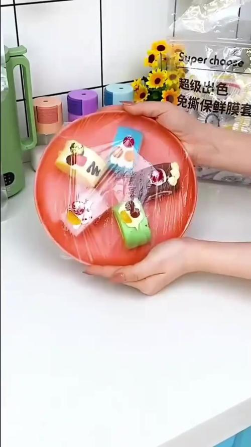 微波炉加热防溅盖 DIY？保鲜膜 + 橡皮筋创意​
