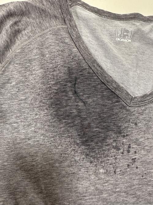 衣服上的圆珠笔印？风油精擦拭去除​