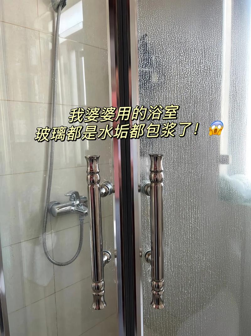 用牙膏清洁浴室玻璃门，水垢水渍全不见​