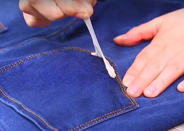衣服上的口香糖？冰块冷冻 + 硬币刮除​