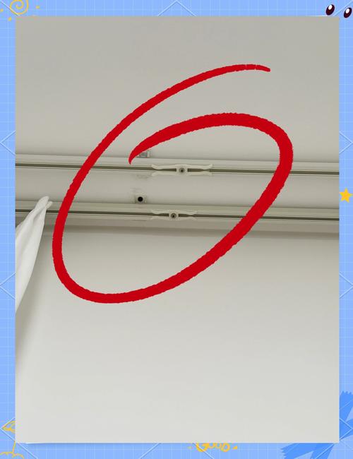 窗帘轨道卡顿？旧蜡烛屑涂抹顺滑如新​