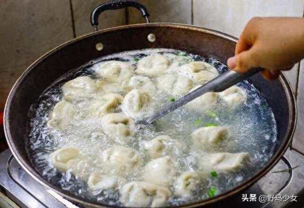 煮饺子加三次水：每次水量有讲究