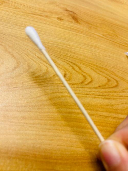 手机充电口松动？棉签蘸酒精清洁法