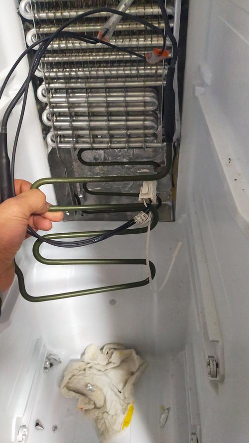 冰箱除霜时用热水烫的危险性