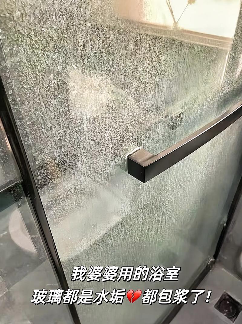 浴室玻璃水垢顽固？可乐 + 报纸擦出透亮感​