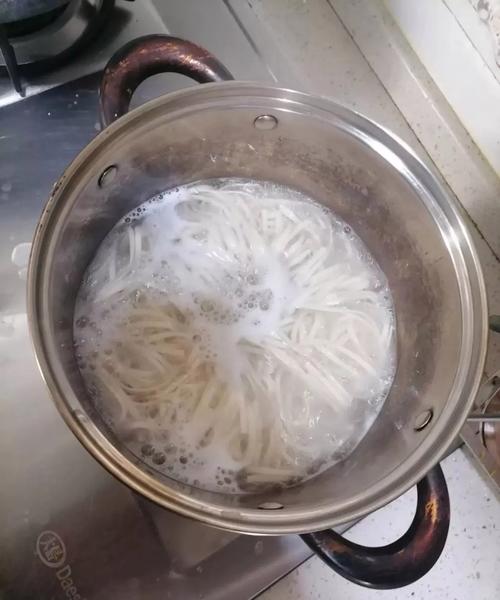 煮面条冷水下锅还是热水？90%人做错了
