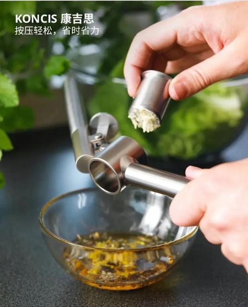 如何快速剥蒜不辣手？这些小妙招超实用​
