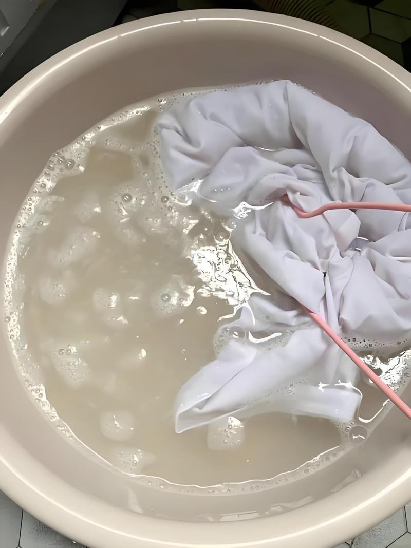 白色衣服发黄？柠檬水煮煮去黄渍！