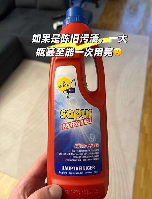 羊毛地毯除尘技巧！橡胶手套 + 静电吸附法