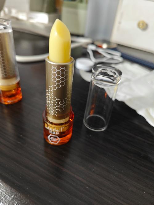 过期唇膏用途！润滑剪刀刀刃