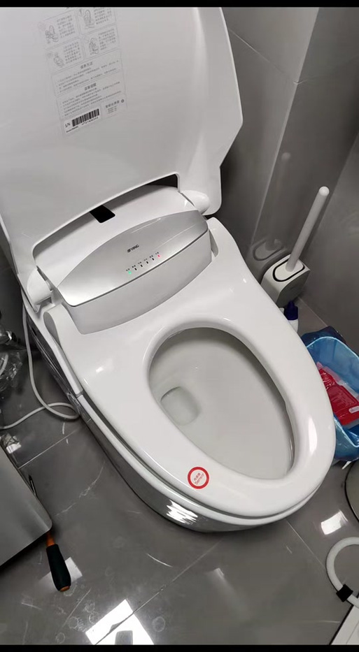智能马桶喷嘴堵塞？用「牙签疏通出水孔」
