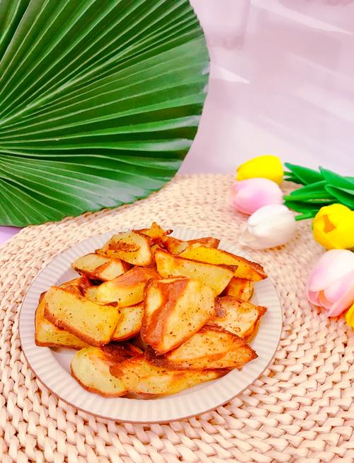 煮汤太咸怎么办？丢块土豆进去吸盐！