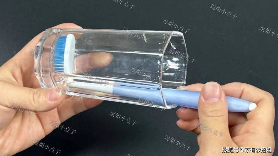 旧牙刷清洁键盘缝隙,比专业工具还干净