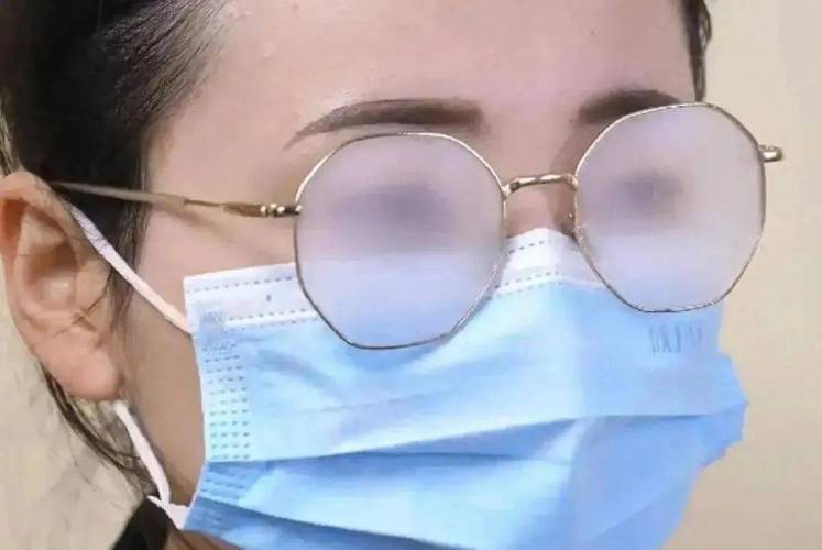 戴口罩眼镜起雾急救？哈气「+ 纸巾擦拭」