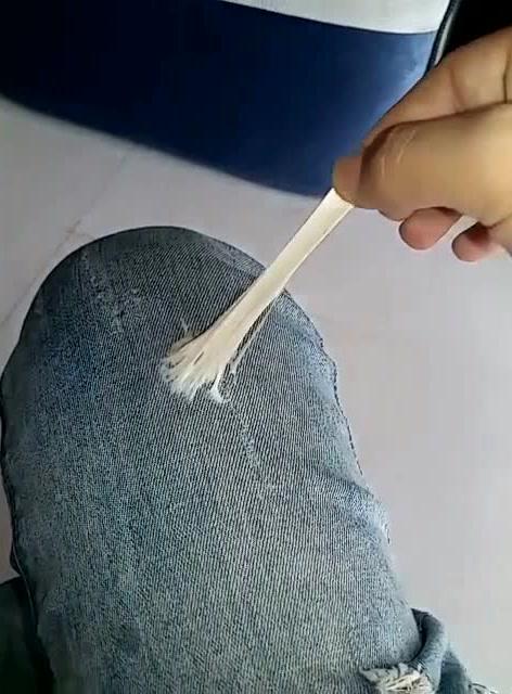 口香糖粘衣服上?冰块冷冻硬后刮!