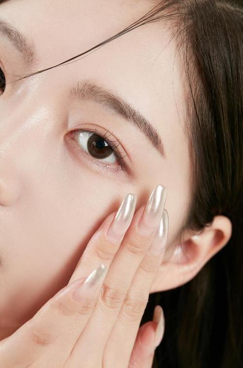 手机族防眼部皱纹？涂抹「抗蓝光眼霜」